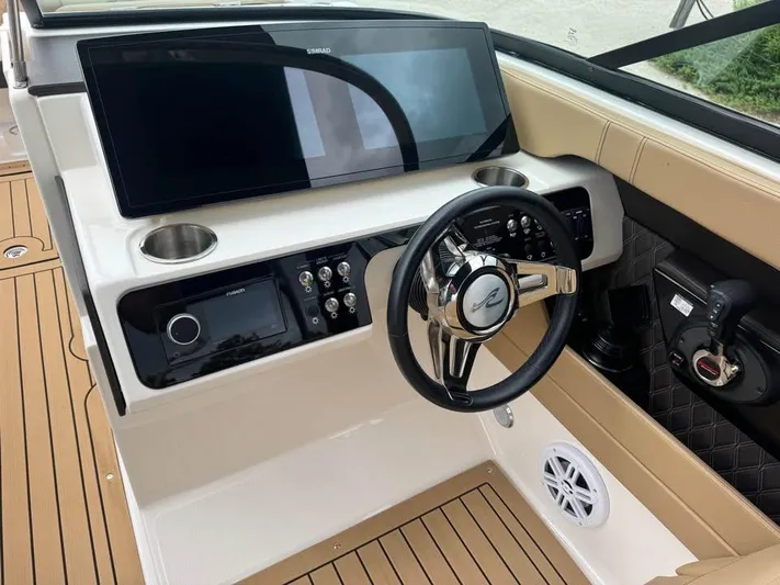  Yacht Photos Pics 2021 Sea Ray SLX 280 helm with modern controls and sleek steering wheel.