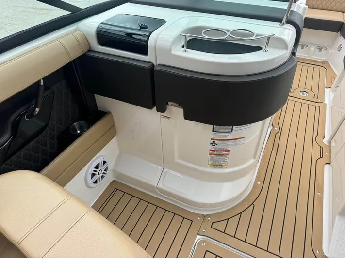  Yacht Photos Pics Interior of 2021 Sea Ray SLX 280 boat with tan seating and wood-style flooring.