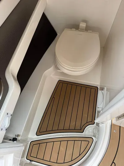  Yacht Photos Pics 2021 Sea Ray SLX 280 boat bathroom with toilet and wooden floor mat.