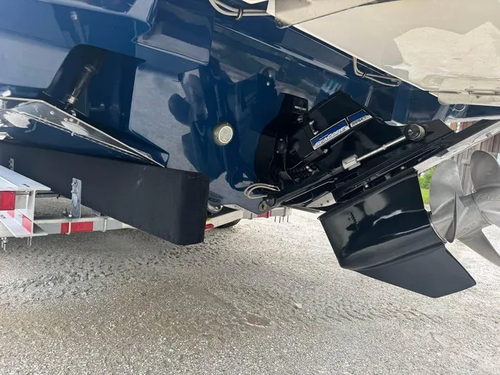  Yacht Photos Pics 2021 Sea Ray SLX 280 boat stern with propeller and trailer detail.