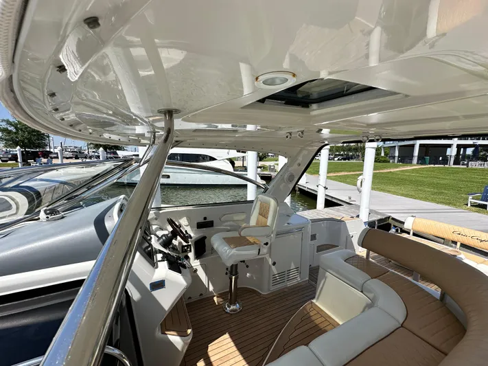 Hula Girl Yacht Photos Pics Luxurious 2007 Chris-Craft Roamer 40 yacht interior with helm and seating area.