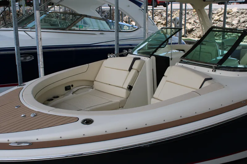 America Yacht Photos Pics 2023 Chris-Craft Launch 31 GT boat with luxurious seating and sleek design.