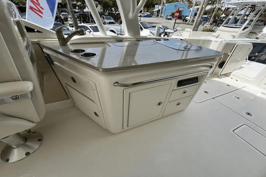 2016 Boston Whaler 320 Vantage