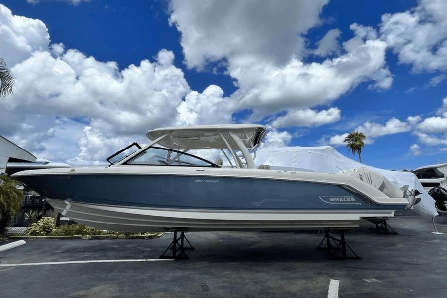 2016 Boston Whaler 320 Vantage