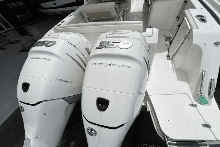 2016 Boston Whaler 320 Vantage