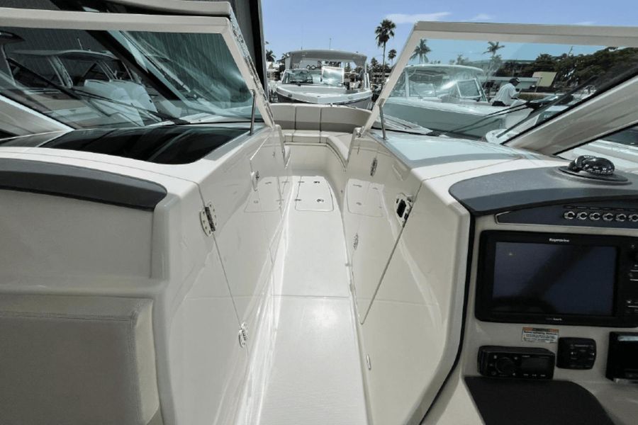 2016 Boston Whaler 320 Vantage