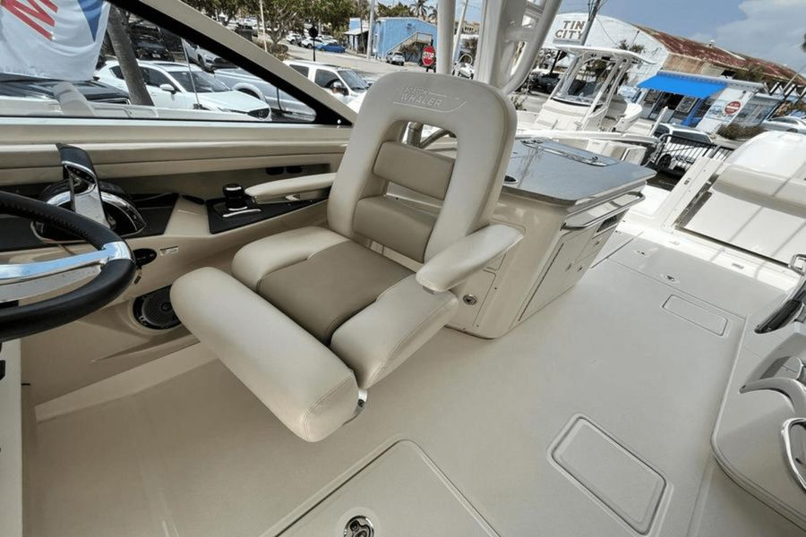 2016 Boston Whaler 320 Vantage