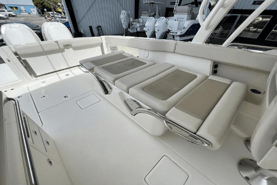 2016 Boston Whaler 320 Vantage