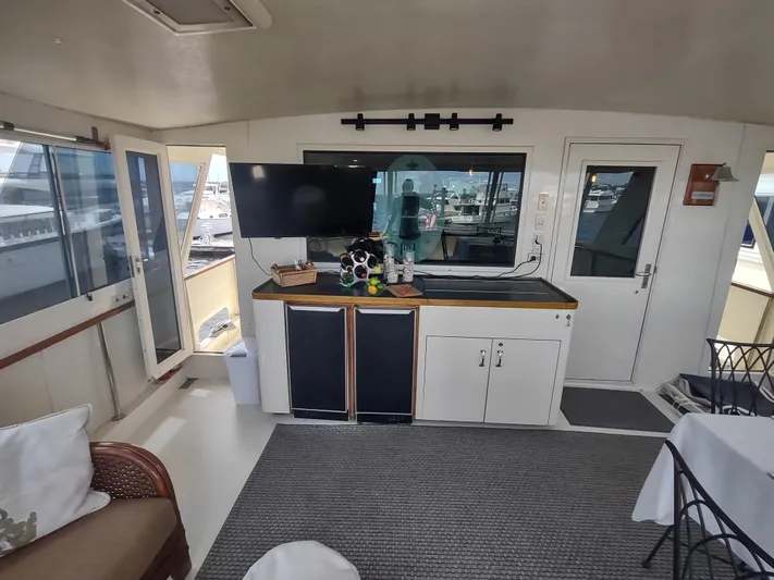  Yacht Photos Pics Interior of 1988 Hatteras 60 Motor Yacht with modern amenities and seating area.