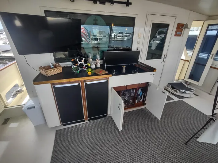  Yacht Photos Pics Interior of 1988 Hatteras 60 Motor Yacht with bar area and TV.