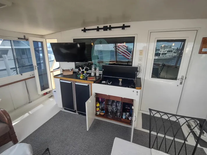  Yacht Photos Pics Interior of 1988 Hatteras 60 Motor Yacht with bar and TV setup.