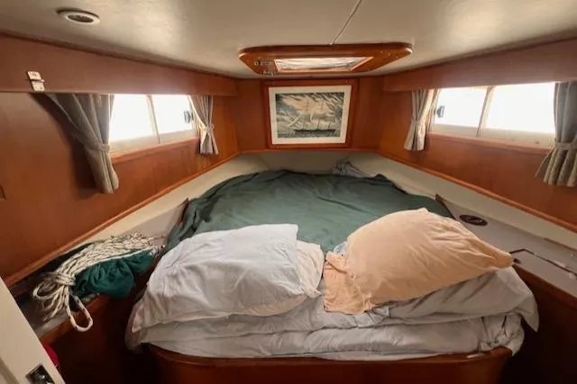 Emily Anne Yacht Photos Pics 2001 Island Gypsy Euro Sedan Trawler cabin with cozy bed and nautical decor.