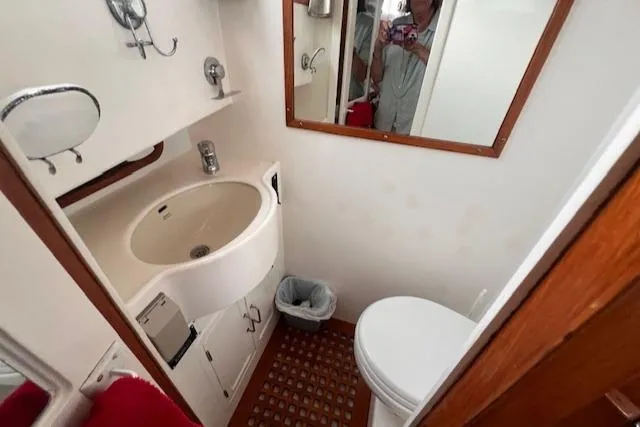 Emily Anne Yacht Photos Pics 2001 Island Gypsy Euro Sedan Trawler bathroom with sink, mirror, and toilet.