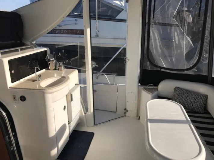 Good Times Yacht Photos Pics Interior of 2004 Meridian 459 Motoryacht with sink, seating, and window views.