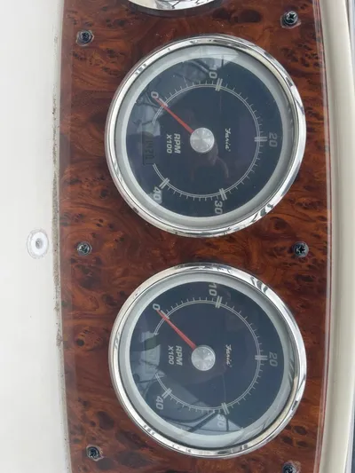Good Times Yacht Photos Pics Close-up of 2004 Meridian 459 Motoryacht RPM gauges on wood panel.