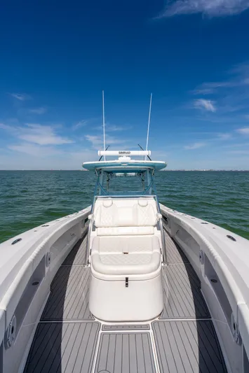 Yacht Photos Pics 2020 Front Runner 39 Center Console boat on open water under clear blue sky.