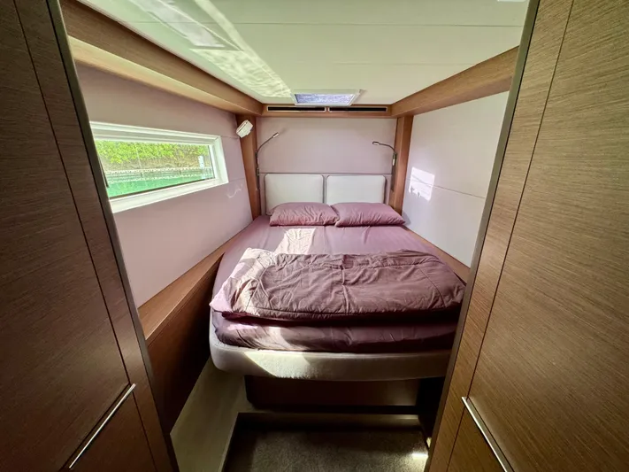 Promprang Yacht Photos Pics Cozy bedroom in 2020 Lagoon 50 yacht with natural light and modern design.
