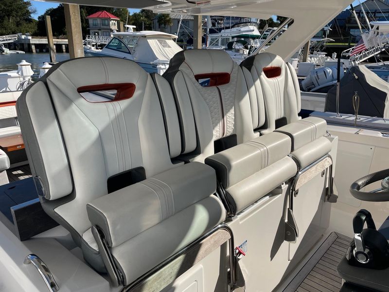 2019 Tiara Sport 38 LS