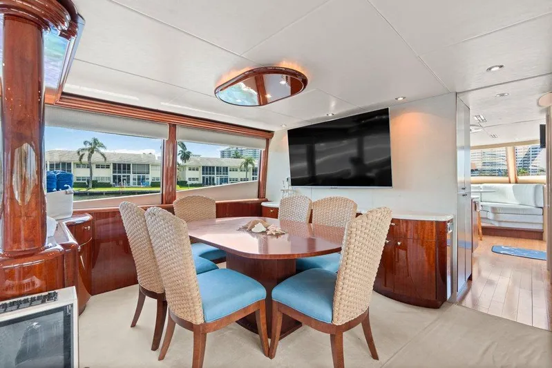 Fomo2 Yacht Photos Pics Lazzara 80 Fomo2 - Dinette and TV