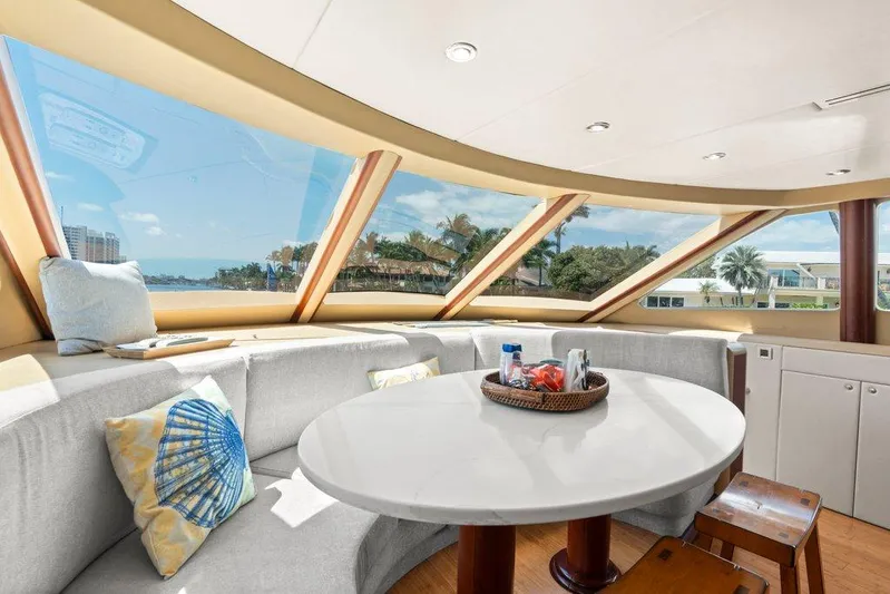 Fomo2 Yacht Photos Pics Lazzara 80 Fomo2 - Dinette
