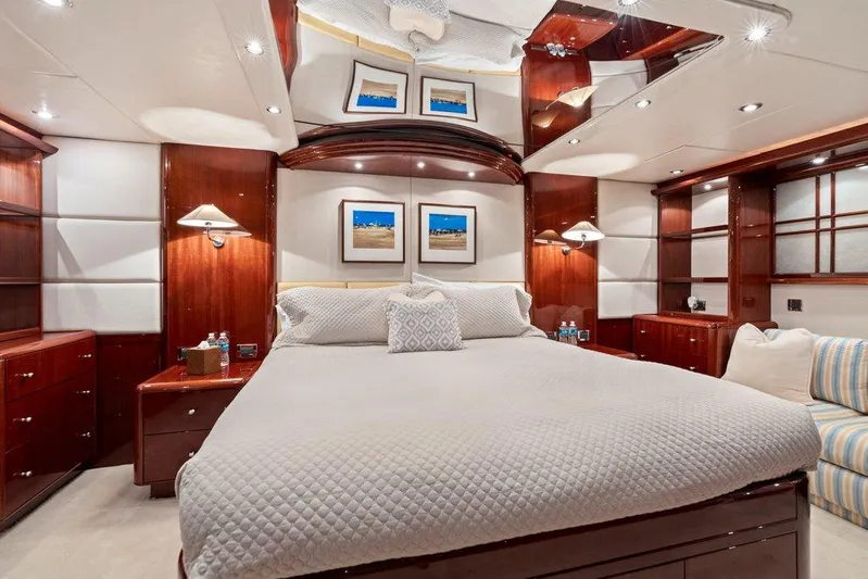 Fomo2 Yacht Photos Pics Lazzara 80 Fomo2 - Master Walkaround Berth