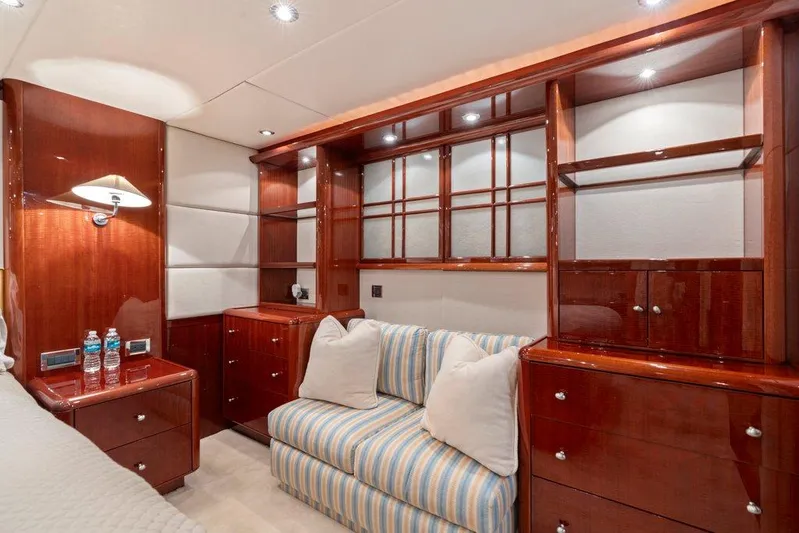 Fomo2 Yacht Photos Pics Lazzara 80 Fomo2 - Master Stateroom, Seating