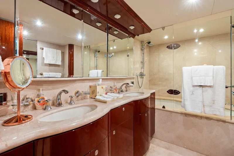 Fomo2 Yacht Photos Pics Lazzara 80 Fomo2 - Master Head, His and Her Sinks