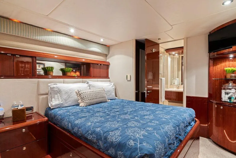 Fomo2 Yacht Photos Pics Lazzara 80 Fomo2 - Guest Stateroom Walkaround Berth
