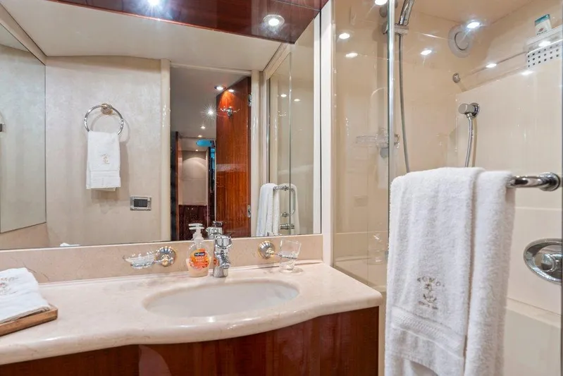 Fomo2 Yacht Photos Pics Lazzara 80 Fomo2 - Guest Head, Walk In Shower