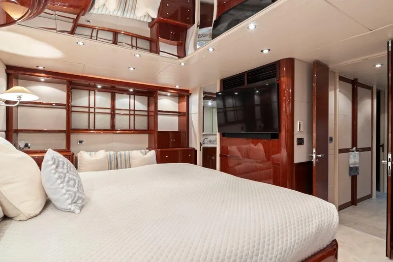 Fomo2 Yacht Photos Pics Lazzara 80 Fomo2 - Master Stateroom, Walk Around Berth