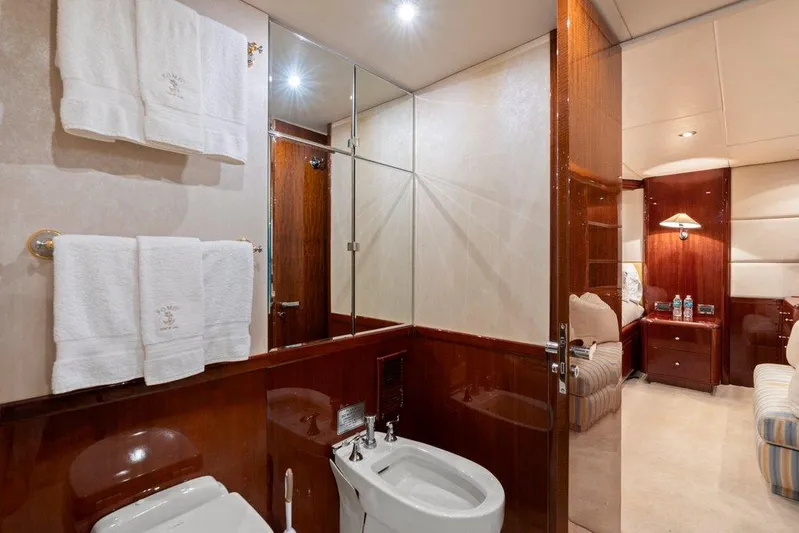 Fomo2 Yacht Photos Pics Lazzara 80 Fomo2 - Master Head, Bidet