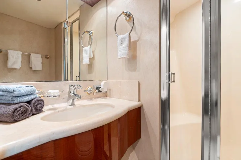 Fomo2 Yacht Photos Pics Lazzara 80 Fomo2 - Guest Head, Walk In Shower
