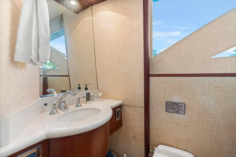 Fomo2 Yacht Photos Pics Lazzara 80 Fomo2 - Head