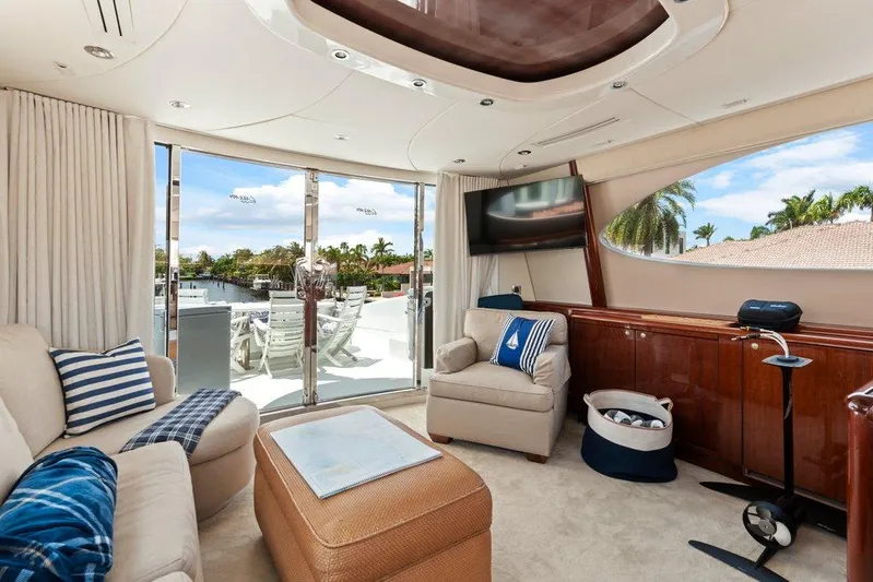 Fomo2 Yacht Photos Pics Lazzara 80 Fomo2 - Skylounge, Seating and TV