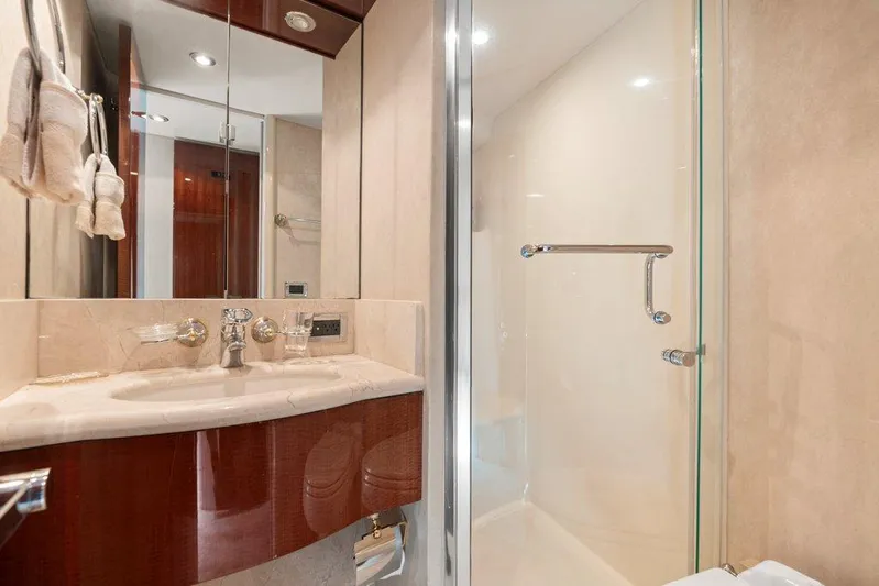 Fomo2 Yacht Photos Pics Lazzara 80 Fomo2 - Guest Head, Walk In Shower