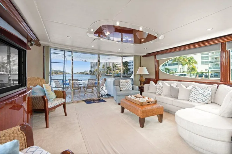 Fomo2 Yacht Photos Pics Lazzara 80 Fomo2 - Salon Seating and TV