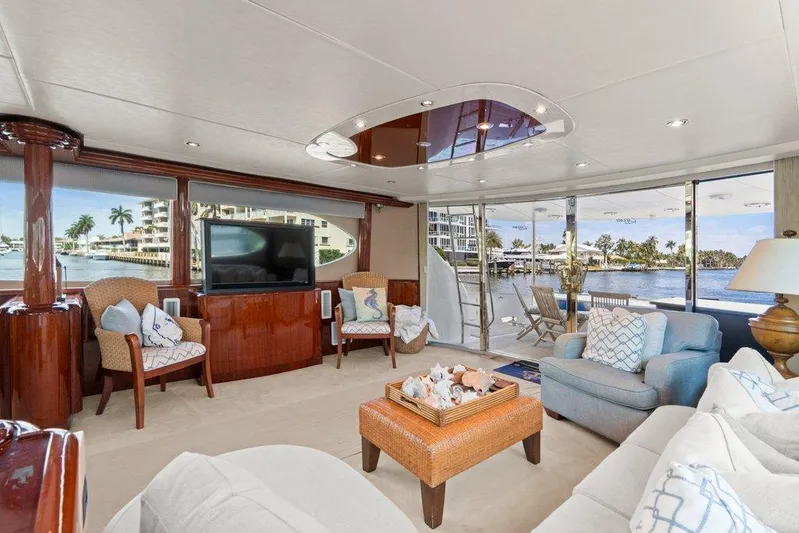 Fomo2 Yacht Photos Pics Lazzara 80 Fomo2 - Salon Seating and TV