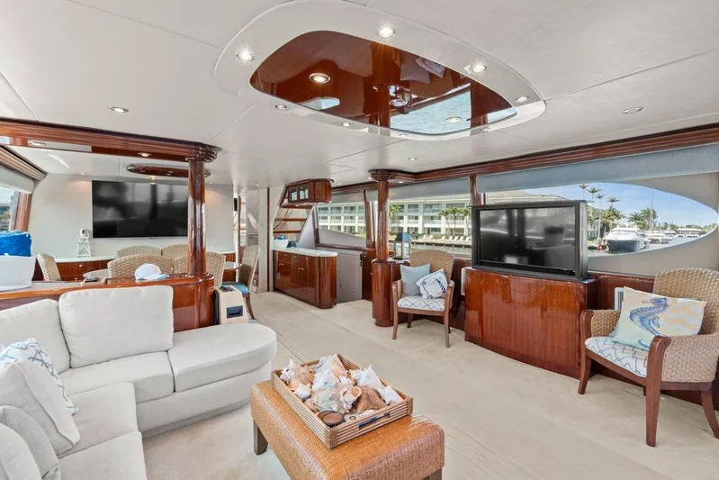 Fomo2 Yacht Photos Pics Lazzara 80 Fomo2 - Salon Seating and TV