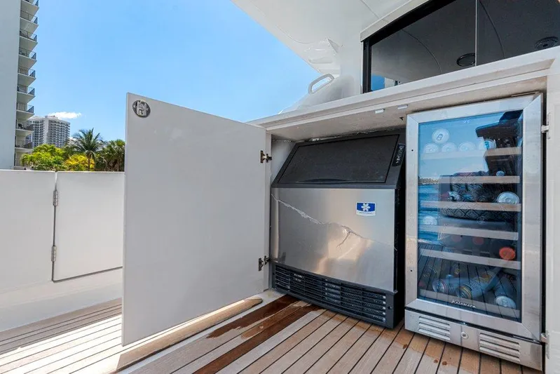 Fomo2 Yacht Photos Pics Lazzara 80 Fomo2 - Aft Deck, Beverage Refrigerator and Ice Maker