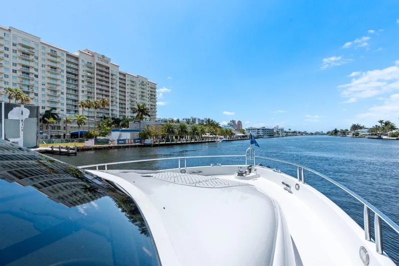 Fomo2 Yacht Photos Pics Lazzara 80 Fomo2 - Bow