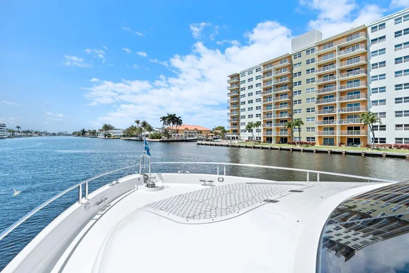 Fomo2 Yacht Photos Pics Lazzara 80 Fomo2 - Bow