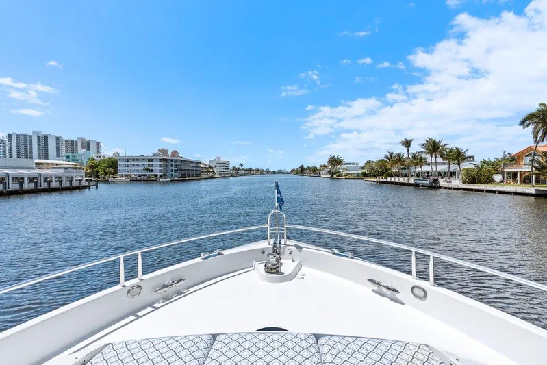 Fomo2 Yacht Photos Pics Lazzara 80 Fomo2 - Bow