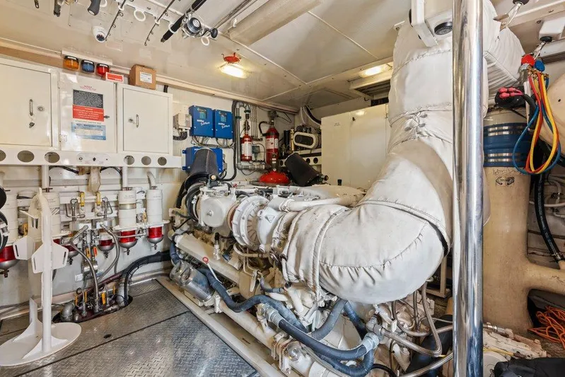 Fomo2 Yacht Photos Pics Lazzara 80 Fomo2 - Engine Room
