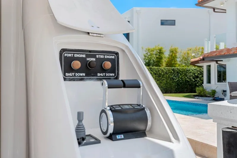 Fomo2 Yacht Photos Pics Lazzara 80 Fomo2 - Aft Deck Controls