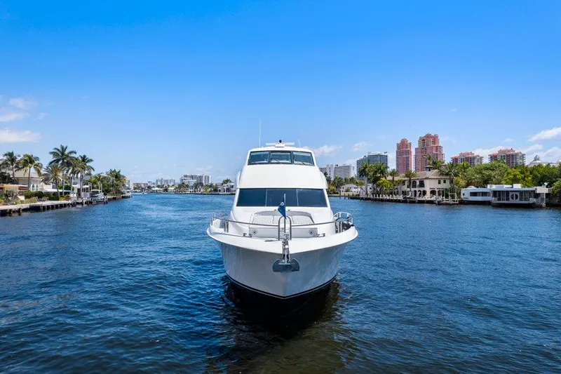 Fomo2 Yacht Photos Pics Lazzara 80 Fomo2 - Bow Profile