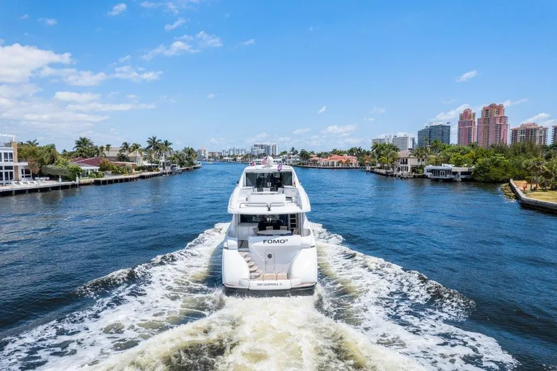 Fomo2 Yacht Photos Pics Lazzara 80 Fomo2 - Aft Running Profile