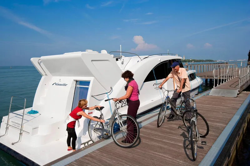 Houseboat Minuetto 6 Yacht Photos Pics 