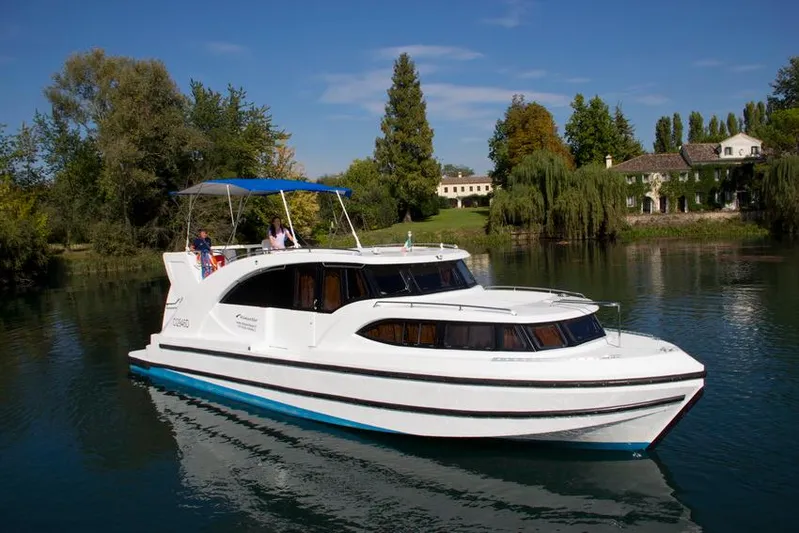 Houseboat Minuetto 6 Yacht Photos Pics 