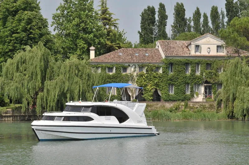 Houseboat Minuetto 6 Yacht Photos Pics 