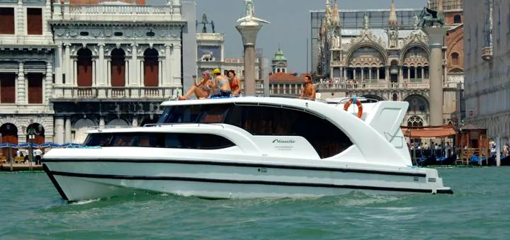 Houseboat Minuetto 6 Yacht Photos Pics Custom Minuetto 6 yacht cruising in Venice, 2009, with historic architecture in the background.